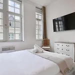 Charming 2 Bedroom With Terrace アパート