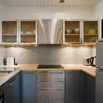 Charming 2 Bedroom With Terrace Apartman