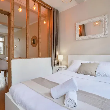 Charming 2 Bedroom With Terrace Apartman
